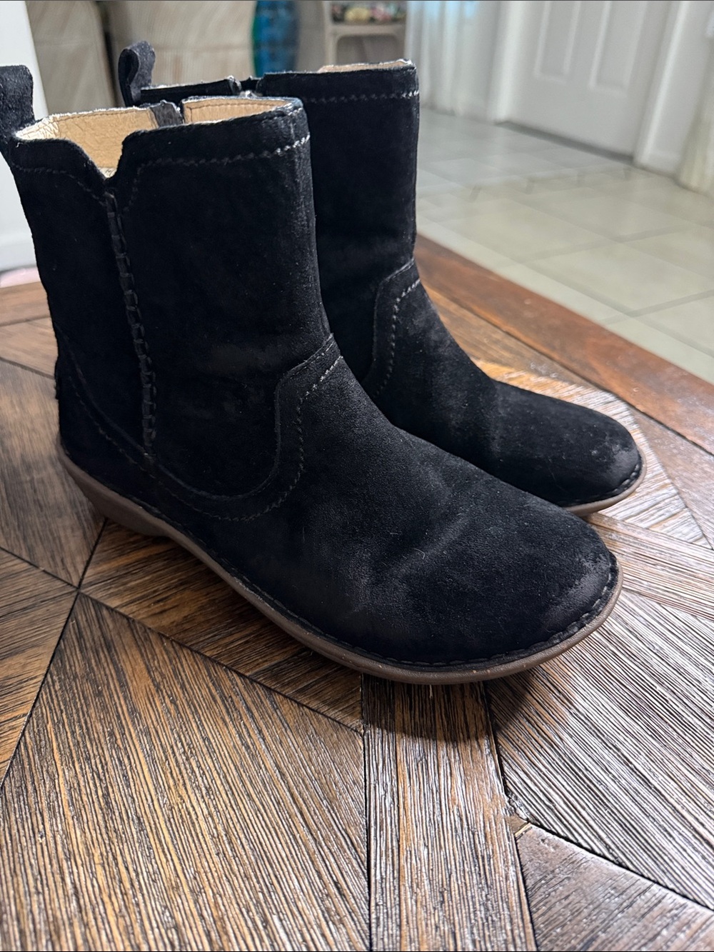 UGG Neevah Black Suede Ankle Booties Women’s Size 9 Sheepskin Lined Side Zip